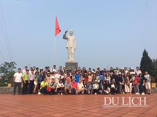 Đoàn chụp ảnh lưu niệm tại Khu vực Tượng đài Hồ Chí Minh
